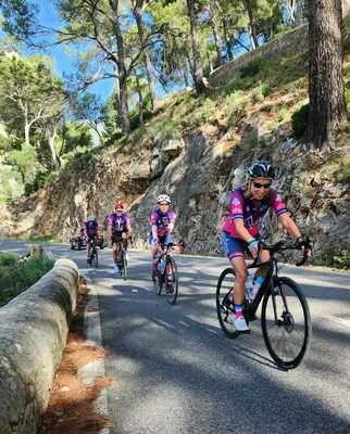 4 cyclists descending a hill